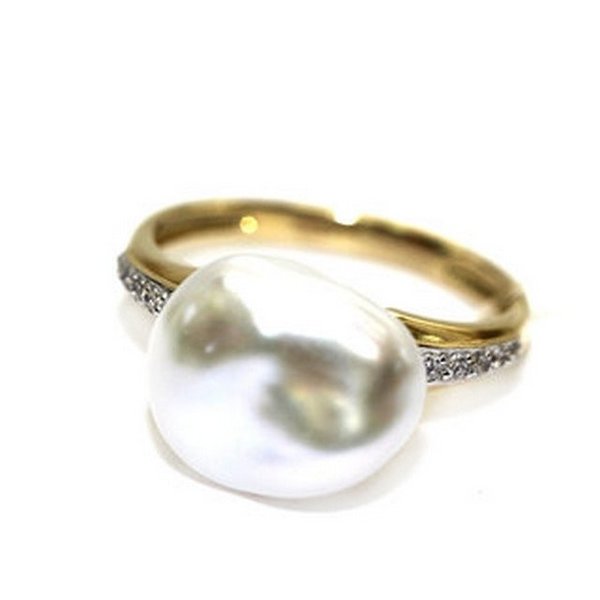 Золотое кольцо с жемчугом морским и бриллиантом