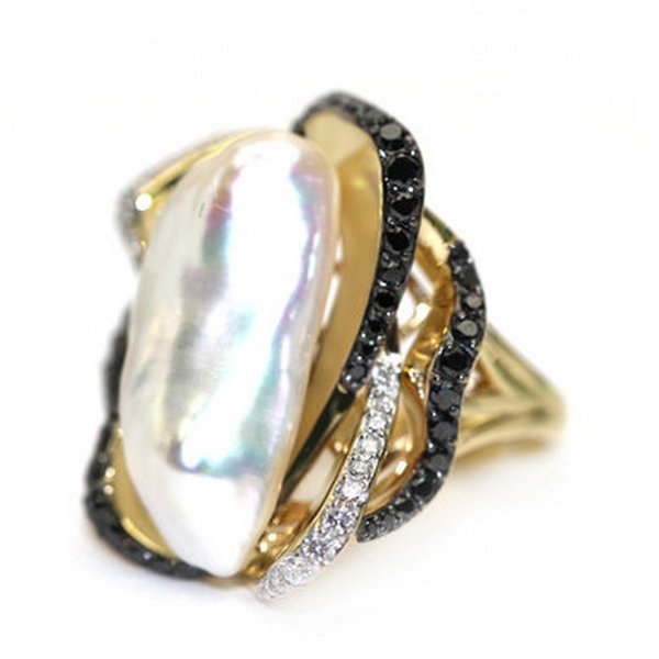 Золотое кольцо с черным бриллиантом, жемчугом морским и бриллиантом