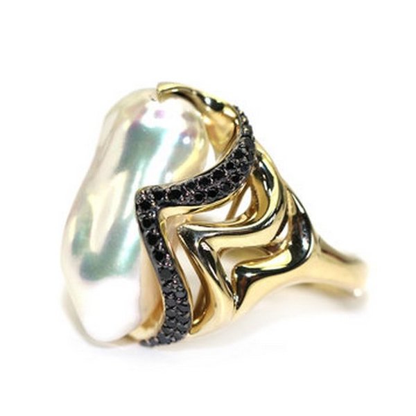 Золотое кольцо с черным бриллиантом, жемчугом морским и бриллиантом