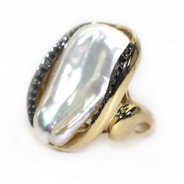 Золотое кольцо с черным бриллиантом и жемчугом морским