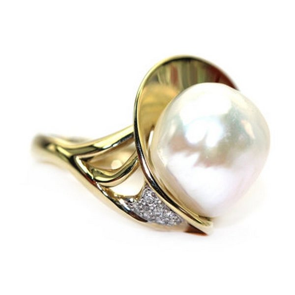 Золотое кольцо с жемчугом морским и бриллиантом