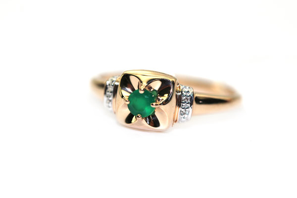 Золотое кольцо с бриллиантом и агатом зеленым