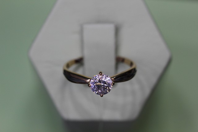 Золотое кольцо с кристаллом сваровски