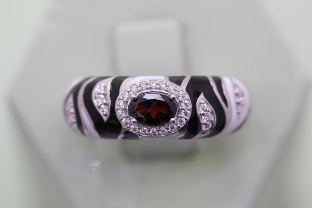 Серебряное кольцо с гранатом