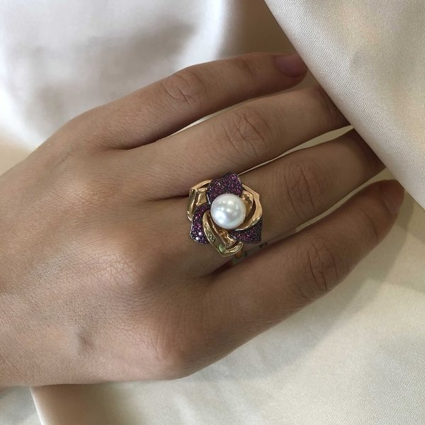 Золотое кольцо с жемчугом культивированным и фианитом
