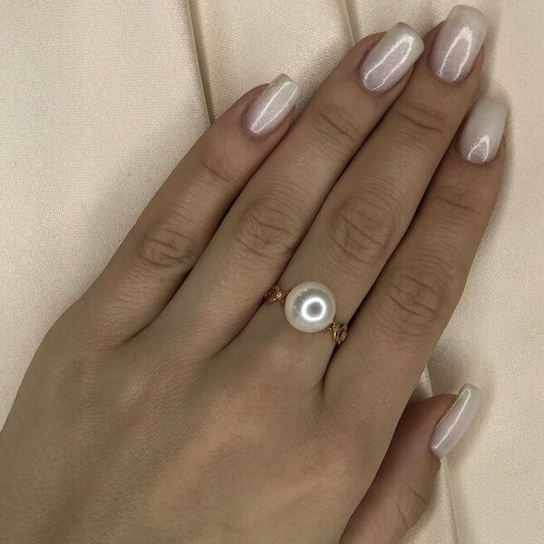 Золотое кольцо с&nbsp;фианитом и&nbsp;жемчугом культивированным