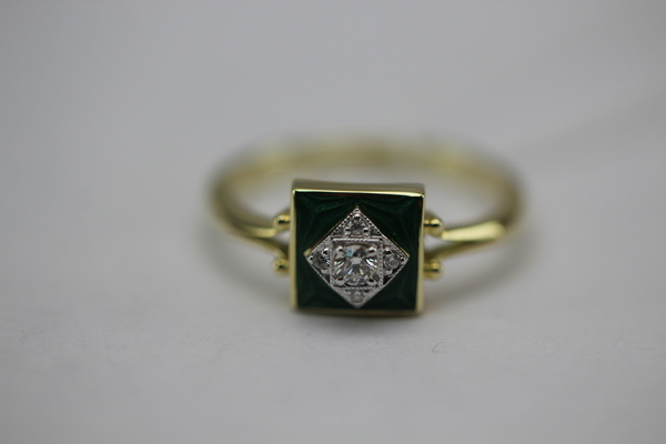 Золотое кольцо с эмалью и бриллиантом