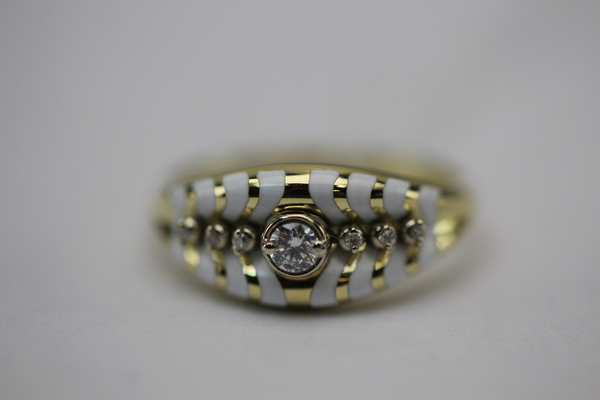 Золотое кольцо с эмалью и бриллиантом