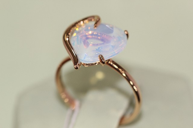 Почему выгодно купить женские золотые кольца с камнями в магазине НАШЕ ЗОЛОТО