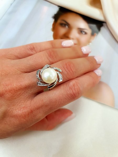 Серебряное кольцо с жемчугом культивированным и фианитом