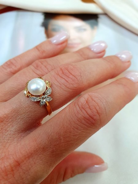 Серебряное кольцо с&nbsp;фианитом и&nbsp;жемчугом культивированным