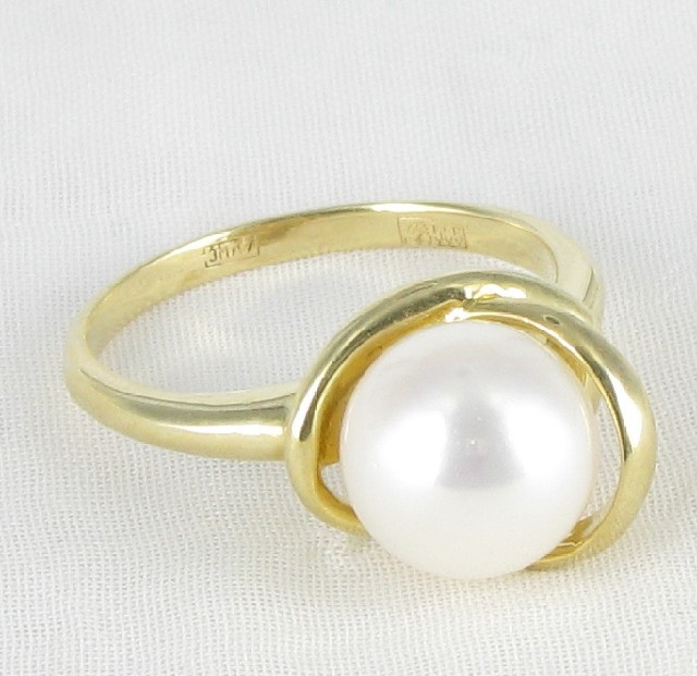 Золотое кольцо с белым жемчугом