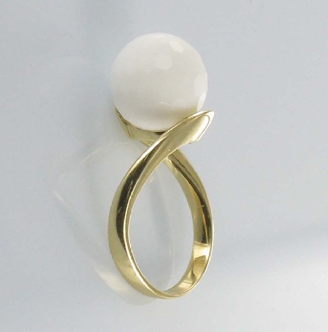 Золотое кольцо с белым ониксом