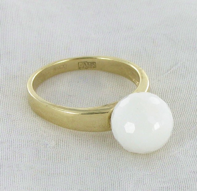 Золотое кольцо с белым ониксом