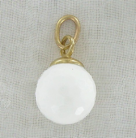 Золотая подвеска с&nbsp;белым ониксом