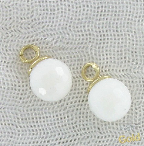 Золотые серьги с&nbsp;белым ониксом