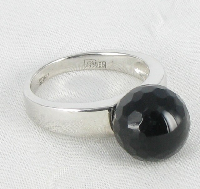 Золотое кольцо с черным ониксом