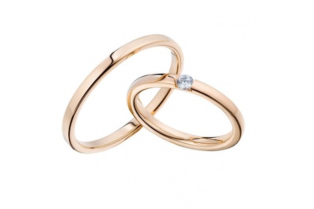Золотое обручальное кольцо с&nbsp;бриллиантом