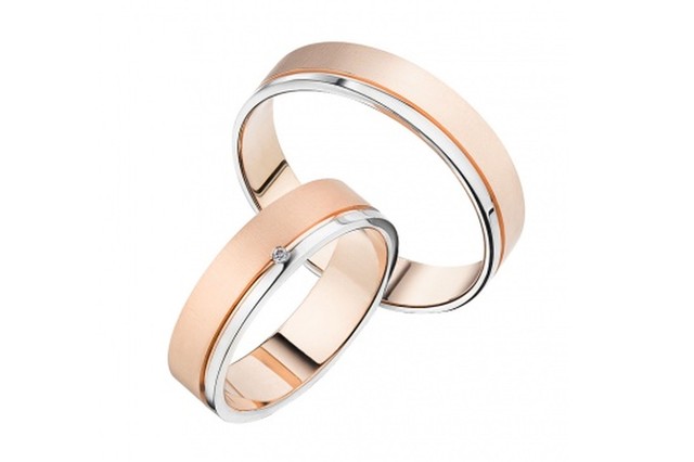 Золотое обручальное кольцо с&nbsp;бриллиантом