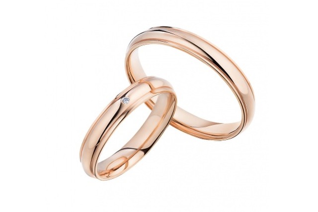 Золотое обручальное кольцо с&nbsp;бриллиантом