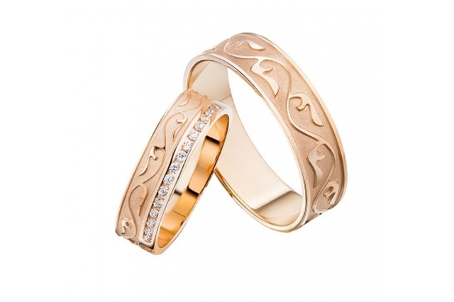 Золотое обручальное кольцо с&nbsp;бриллиантом