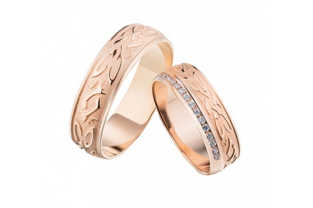 Золотое обручальное кольцо с&nbsp;бриллиантом