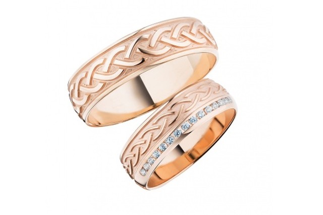 Золотое обручальное кольцо с&nbsp;бриллиантом