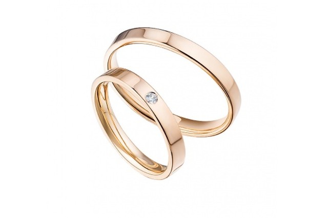 Золотое обручальное кольцо с&nbsp;бриллиантом