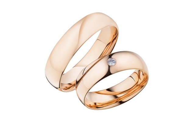 Золотое обручальное кольцо с&nbsp;бриллиантом