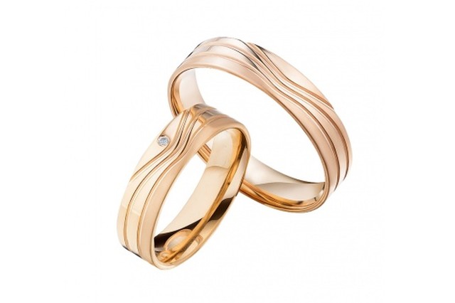 Золотое обручальное кольцо с&nbsp;бриллиантом