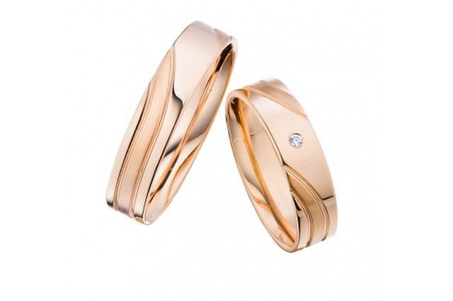 Золотое обручальное кольцо с&nbsp;бриллиантом