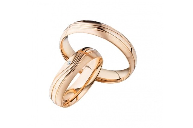 Золотое обручальное кольцо с&nbsp;бриллиантом