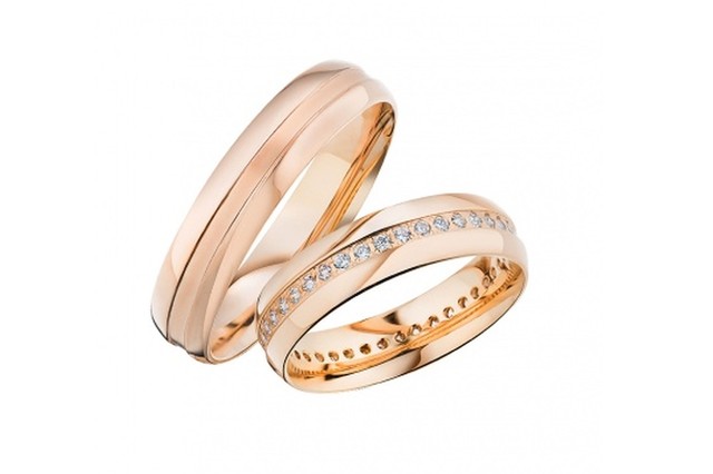 Золотое обручальное кольцо с&nbsp;бриллиантом