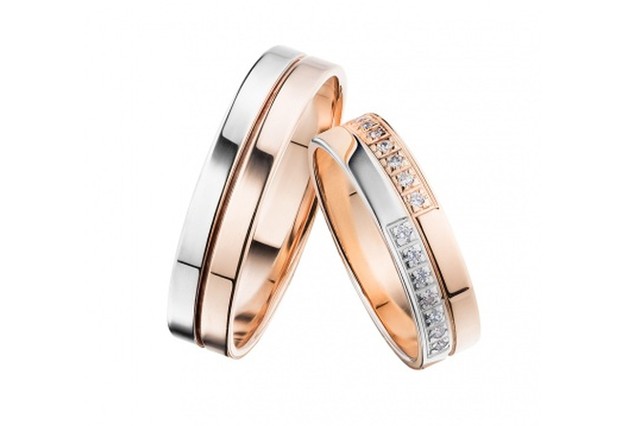 Золотое обручальное кольцо с&nbsp;бриллиантом