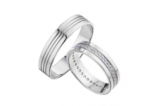 Золотое обручальное кольцо с&nbsp;бриллиантом