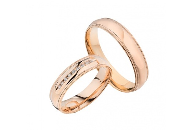 Золотое обручальное кольцо с&nbsp;бриллиантом