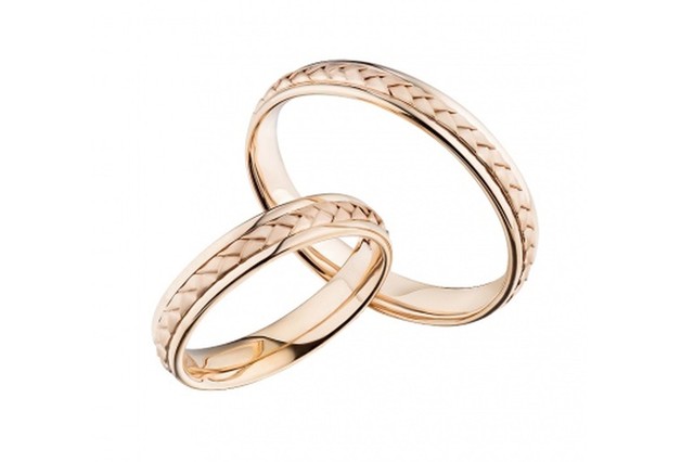 Золотое обручальное кольцо с безвставками