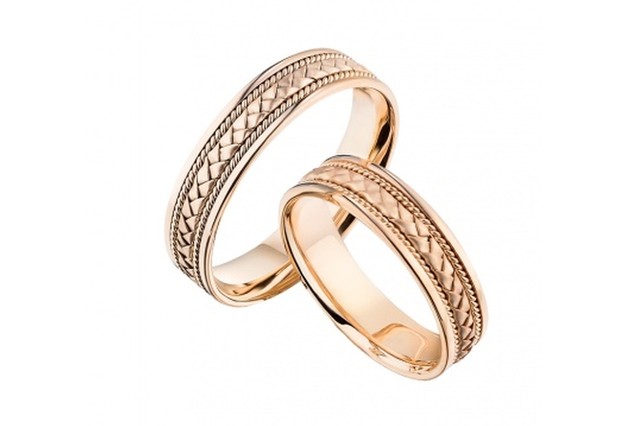 Золотое обручальное кольцо с безвставками