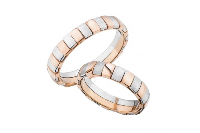 Золотое обручальное кольцо с&nbsp;бриллиантом