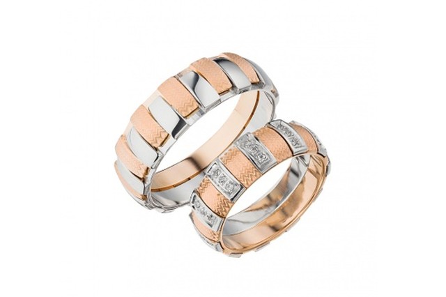 Золотое обручальное кольцо с&nbsp;бриллиантом