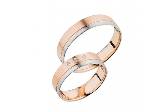 Золотое обручальное кольцо с&nbsp;бриллиантом