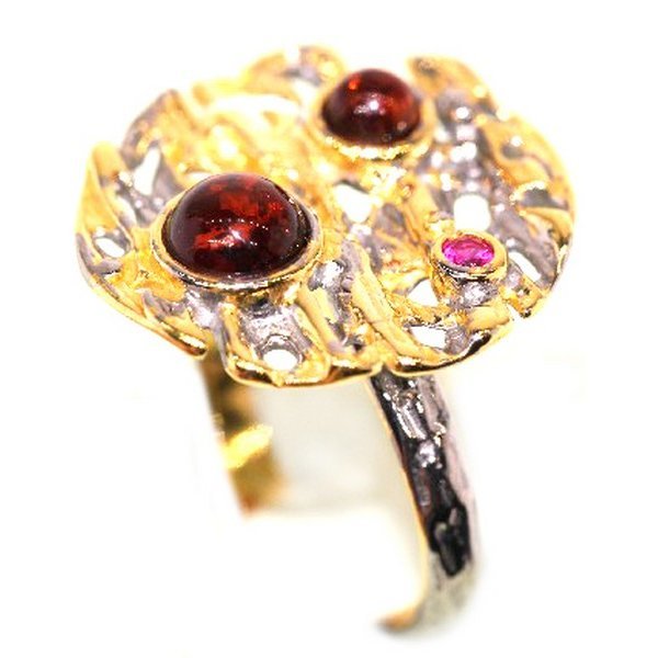 Серебряное кольцо с янтарём, позолотой и фианитом