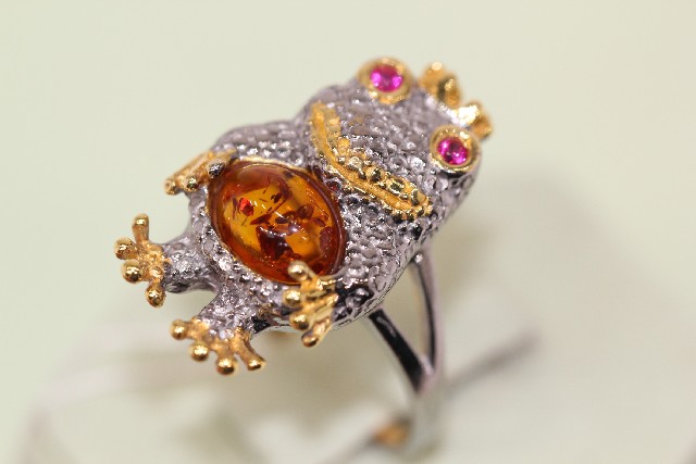 Серебряное кольцо с янтарём, фианитом и позолотой