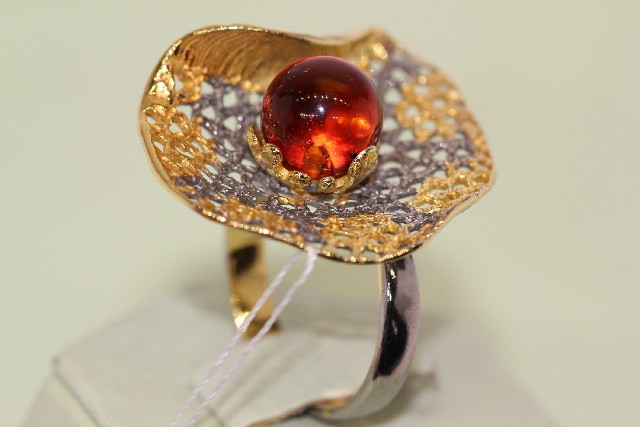Серебряное кольцо с янтарём и позолотой