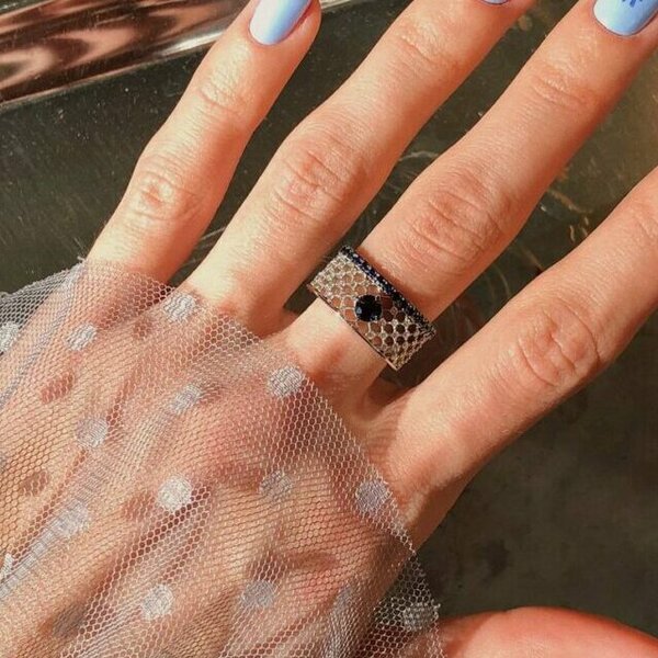 Золотое кольцо с бриллиантом и сапфиром